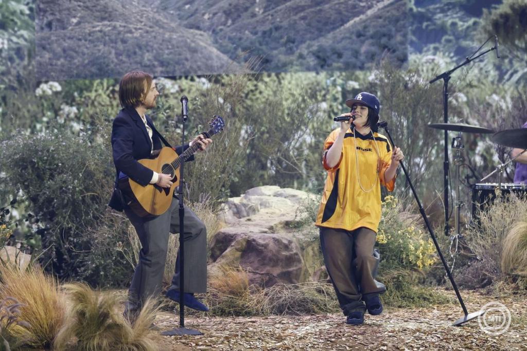 Lehullt a lepel! James Cameron a tavasztól látható Billie Eilish-koncertfilm rendezője