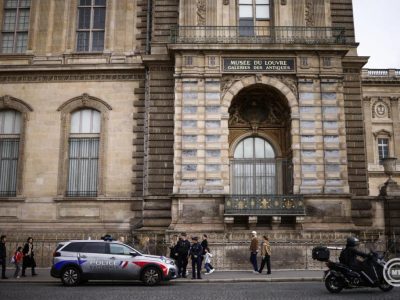 Bűnrészesség gyanújával eljárás indult egy nő ellen a louvre-beli műkincslopás ügyében