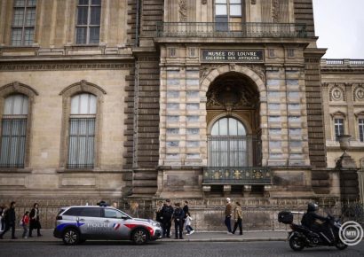 Bűnrészesség gyanújával eljárás indult egy nő ellen a louvre-beli műkincslopás ügyében