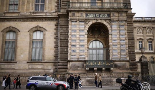 Bűnrészesség gyanújával eljárás indult egy nő ellen a louvre-beli műkincslopás ügyében