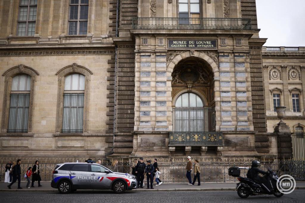 Bűnrészesség gyanújával eljárás indult egy nő ellen a louvre-beli műkincslopás ügyében