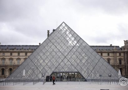Négy újabb embert állítottak elő a Louvre-ban történt műkincslopása ügyében