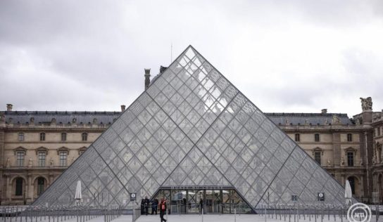 Négy újabb embert állítottak elő a Louvre-ban történt műkincslopása ügyében