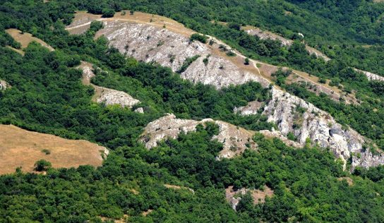 Szikláról zuhant le egy sportoló a Vértesben, tűzoltók mentették