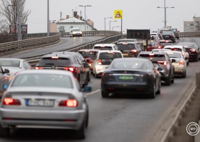 Maradna a kétéves vizsgáztatási ciklus a tíz évnél idősebb autóknál is