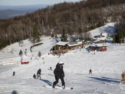 Napi 870 forint körüli átlagos utasbiztosítási díjjal számolhatnak a síelők az idei szezonban
