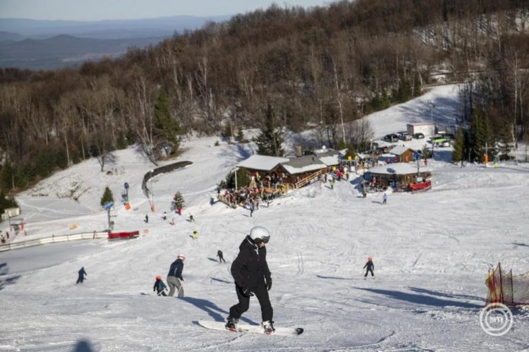 Napi 870 forint körüli átlagos utasbiztosítási díjjal számolhatnak a síelők az idei szezonban