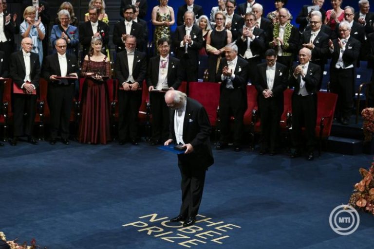 Krasznahorkai László átvette az irodalmi Nobel-díjat