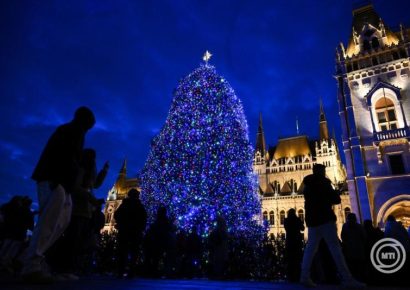 Felkapcsolták a fényfüzért az Ország Karácsonyfáján