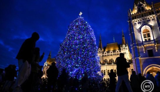 Felkapcsolták a fényfüzért az Ország Karácsonyfáján