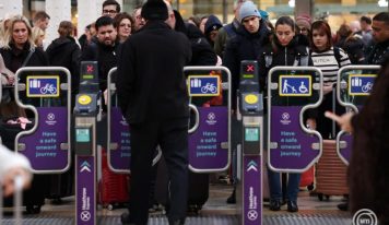 Paprikaspray-vel elkövetett támadást fennakadást a londoni Heathrow repülőtéren