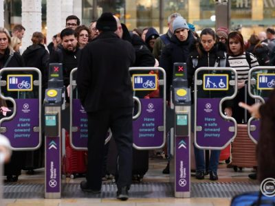 Paprikaspray-vel elkövetett támadást fennakadást a londoni Heathrow repülőtéren