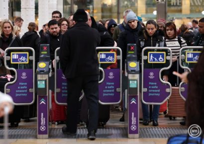 Paprikaspray-vel elkövetett támadást fennakadást a londoni Heathrow repülőtéren