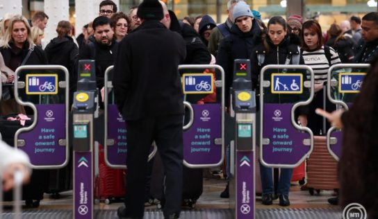 Paprikaspray-vel elkövetett támadást fennakadást a londoni Heathrow repülőtéren